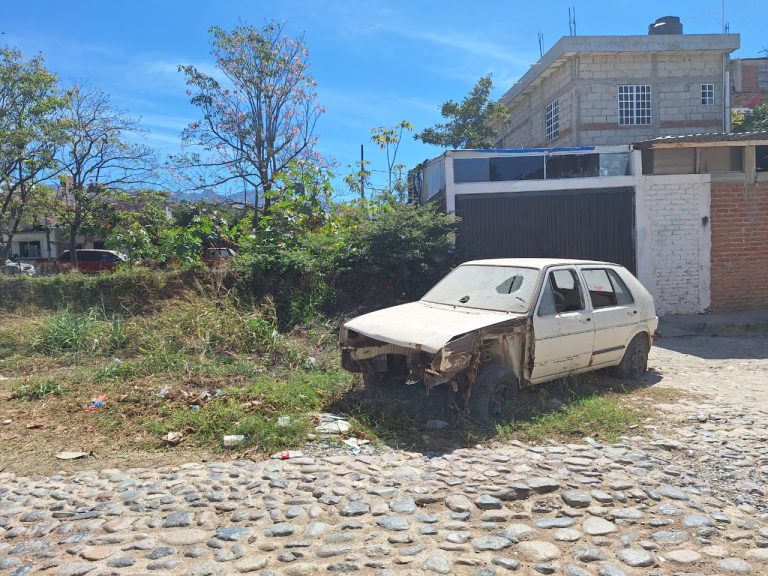 Carro abandonado en colonia Coapinole