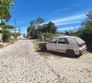 Carro abandonado a mitad de calle