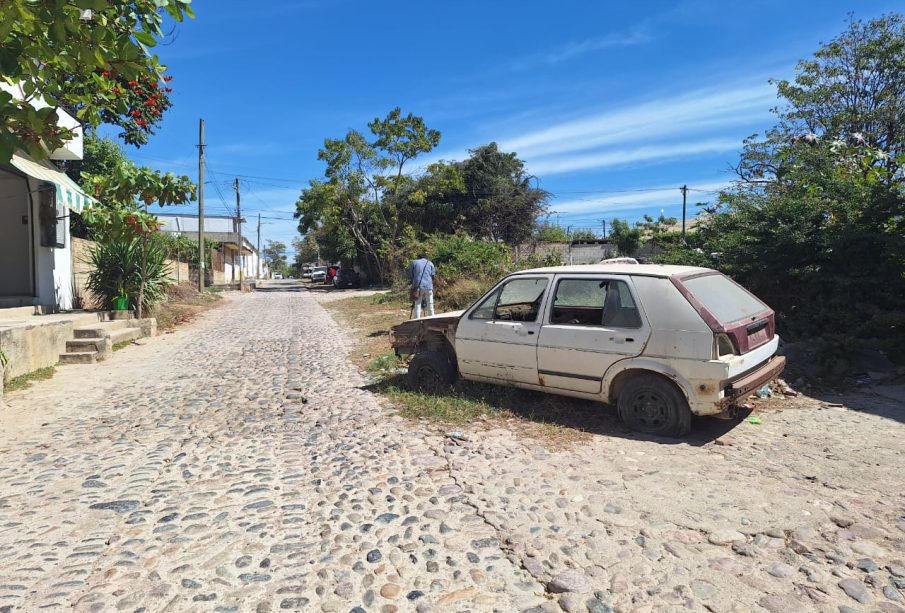 Carro abandonado a mitad de calle