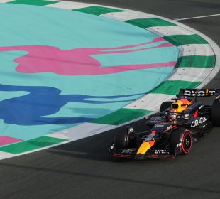 Carro de Red Bull en pista por pole position Arabia