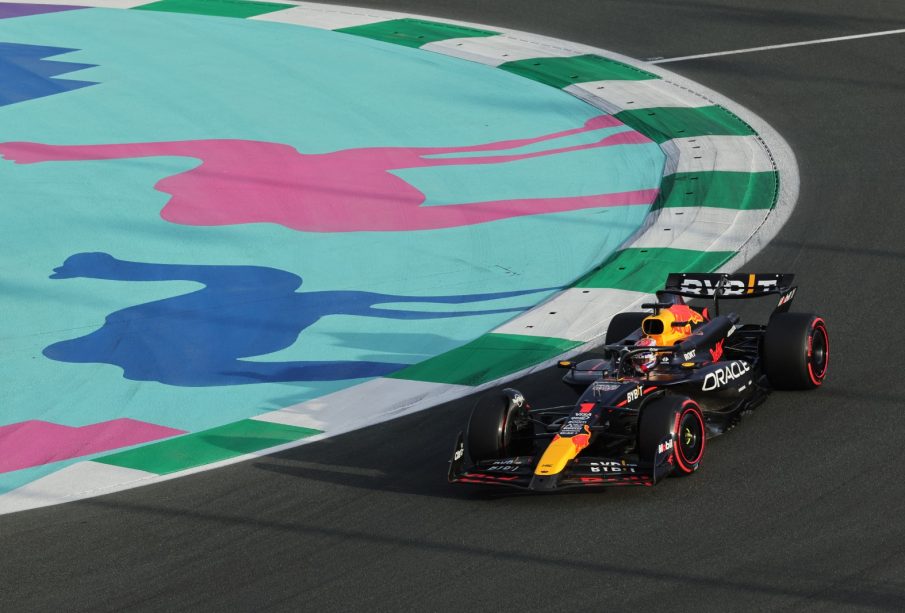 Carro de Red Bull en pista por pole position Arabia