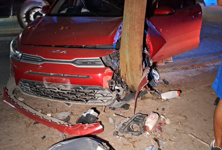 Carro impactado en árbol