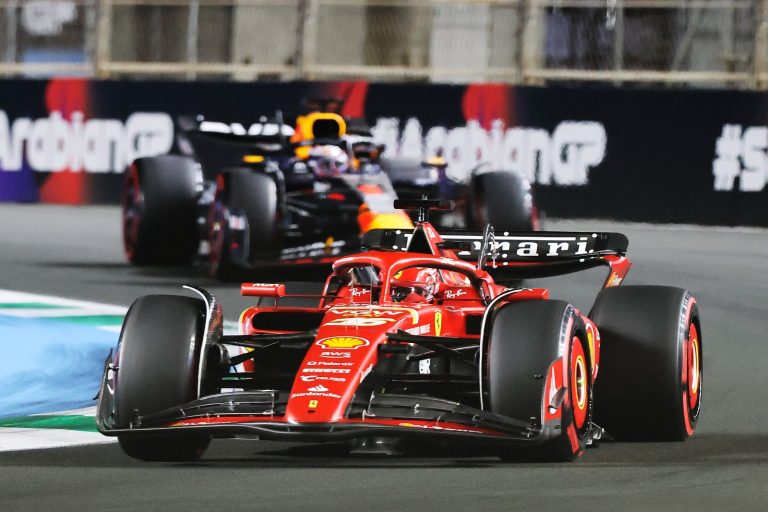 Carros de F1 disputando pole position Arabia Saudita