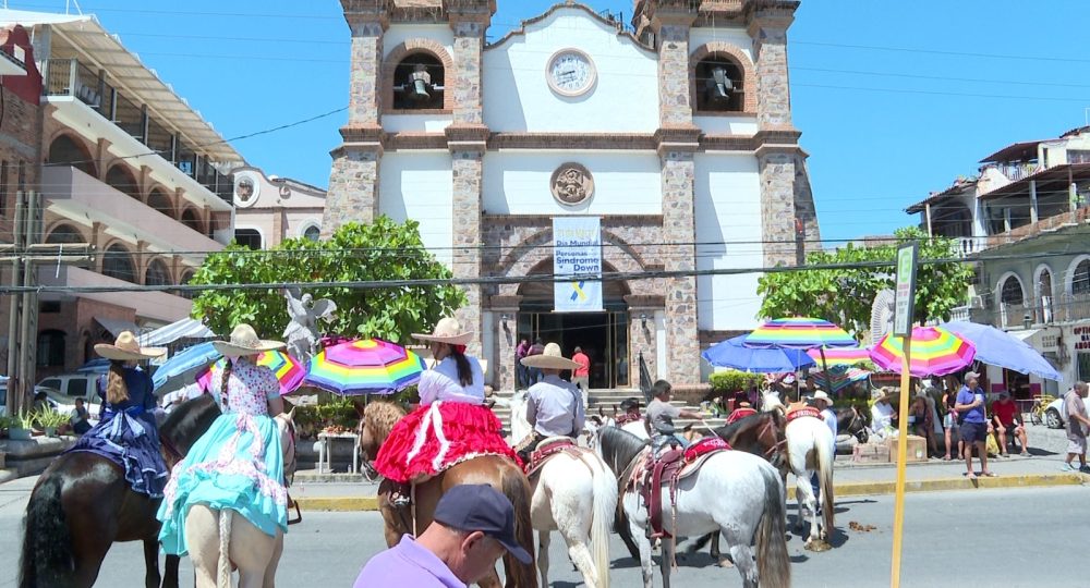 Charros frente a iglesia