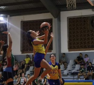 Chicas en encuentro de basquetbol