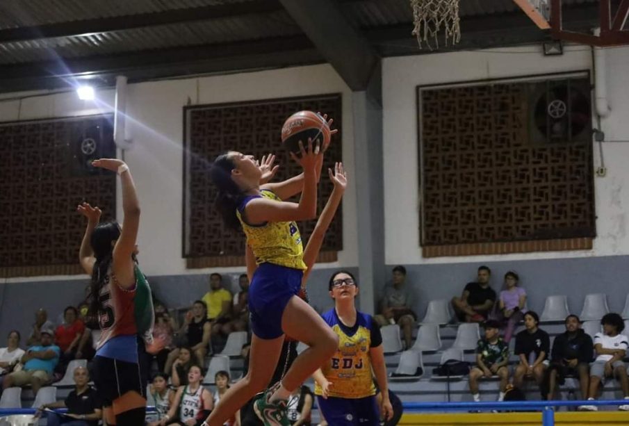 Chicas en encuentro de basquetbol