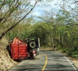 Cierran carretera federal