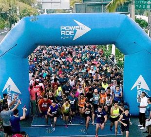 Corredores participando del medio maratón