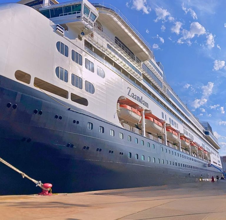 Crucero atracado en muelle de Vallarta