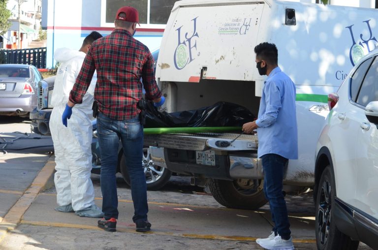 Cuerpo de mujer sin vida en camioneta de la Semefo