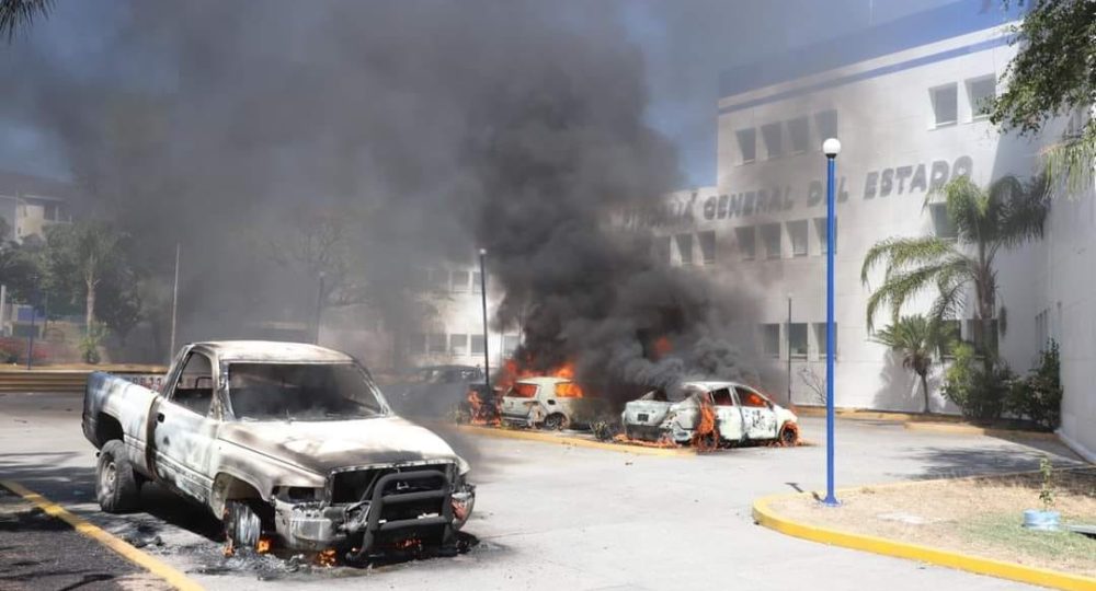 Autos ardiendo en Fiscalía de Guerrero