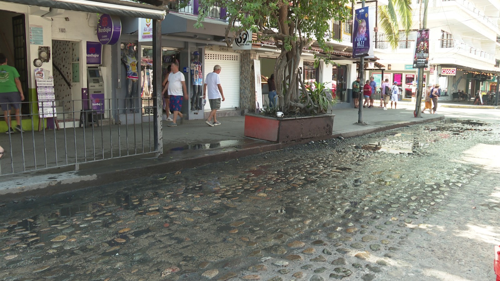 Derrame de aguas negras en calles de la colonia Emiliano Zapata