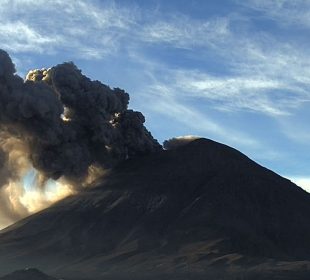 Popocatépetl cubre de ceniza a Puebla; registran 150 exhalaciones en 24 horas. Foto: Gobierno de México.