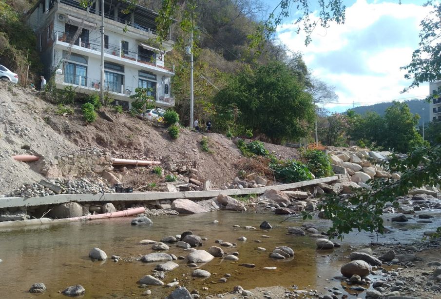 Continúa el peligro ante crecida del río Cuale que tiró muros de casas y red de drenaje