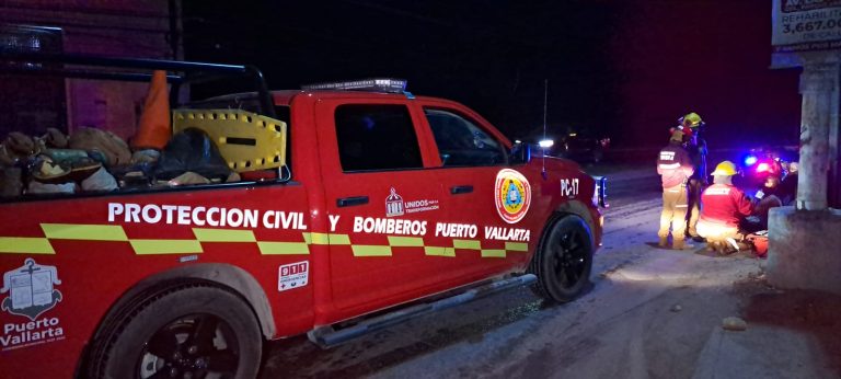 Elementos de PC y Bomberos atendiendo reporte de lesionado