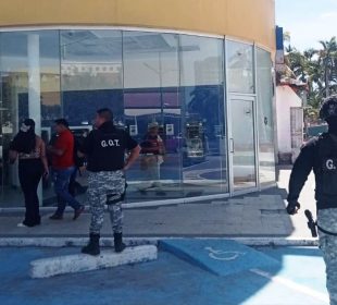 Elementos de seguridad en plaza comercial