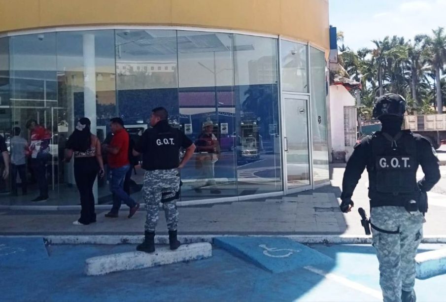 Elementos de seguridad en plaza comercial