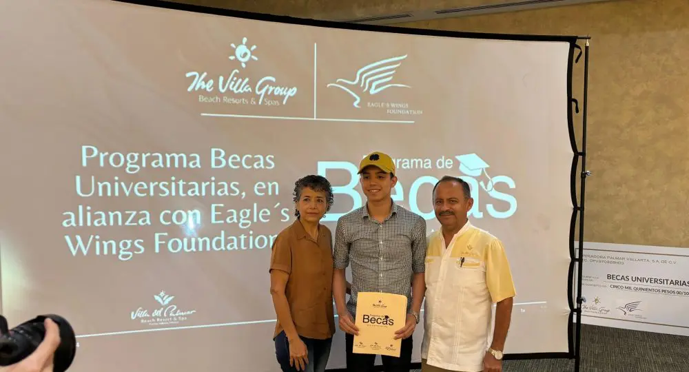 Entrega de becas a hijos de colaboradores