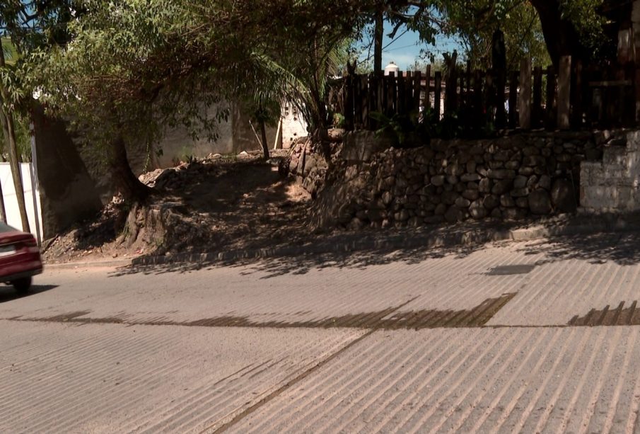 Fuga de agua en la calle 16 de Septiembre