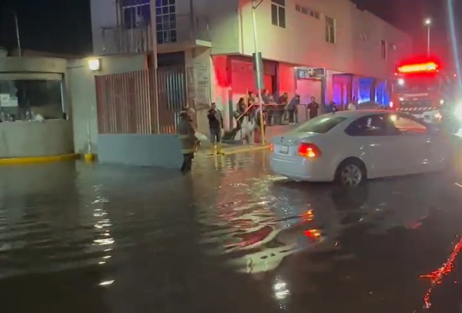 Fuga de agua potable en Tultitlán