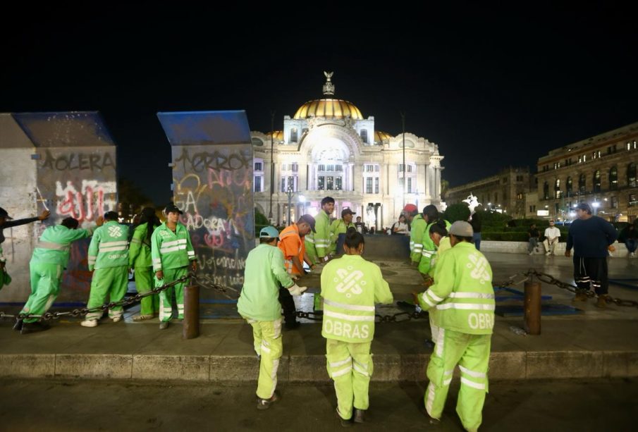 Ante 8M, blindan monumentos de la CDMX con vallas