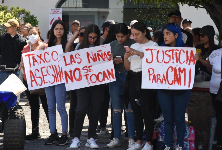 (VIDEOS) Feminicidio de niña Camila desata furia en Taxco; vuelcan autos y linchan a sospechosos