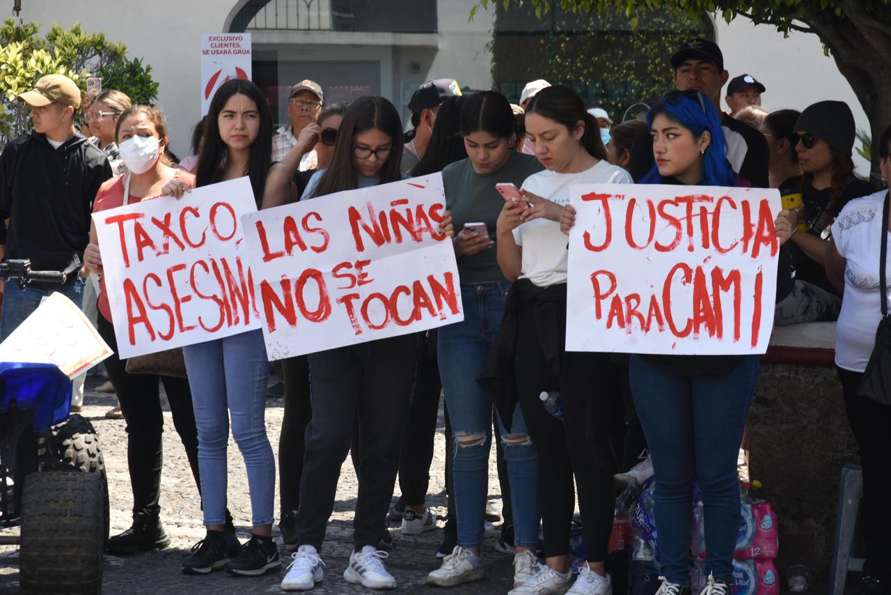 (VIDEOS) Feminicidio de niña Camila desata furia en Taxco; vuelcan autos y linchan a sospechosos