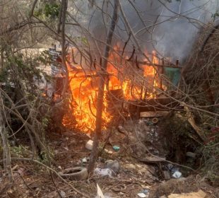 (VIDEO) Incendio arrasa con choza en Bosques del Progreso, Puerto Vallarta