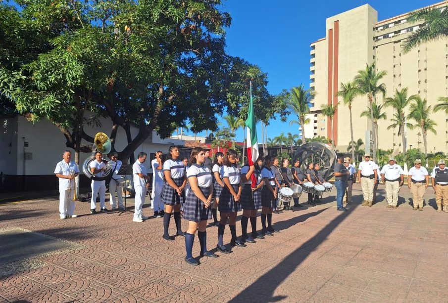 Honores a la bandera en la Unidad Deportiva Agustín Flores Contreras