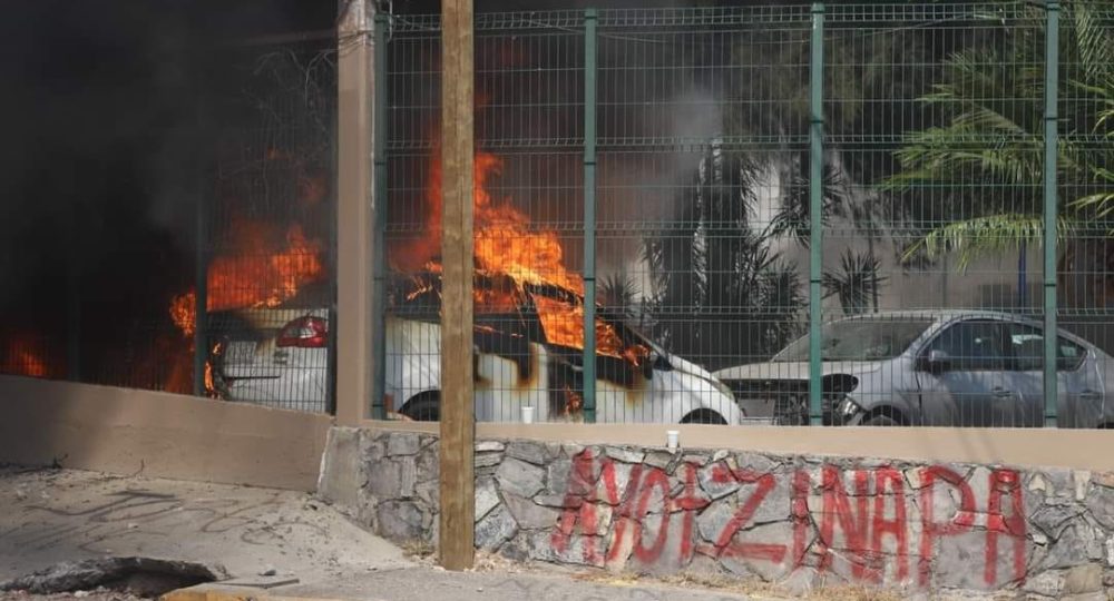 Incendio de auto por normalistas