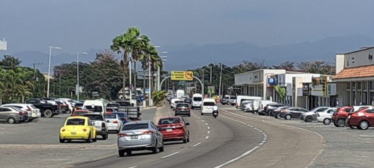 Ingresan a Puerto Vallarta 100 autos por minuto