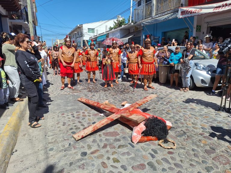 Jesús tirado con la cruz encima