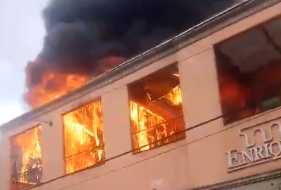 (VIDEO) Incendio consume restaurante "Enrique" en Insurgentes Sur; extinguen el fuego