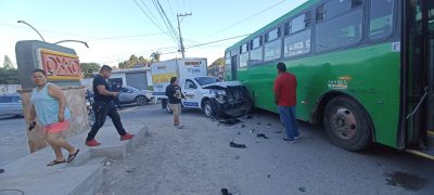 Accidente en Puerto Vallarta: Hombre desbarata su camioneta contra camión