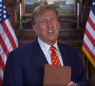 ¿Le falta dinero? Trump vende biblias a 60 dólares; quiere que EU vuelva a rezar