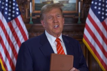 ¿Le falta dinero? Trump vende biblias a 60 dólares; quiere que EU vuelva a rezar