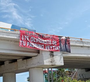 Lona colgada en puente