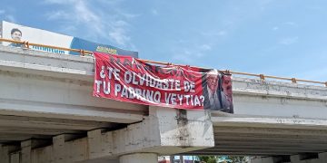 Lona colgada en puente