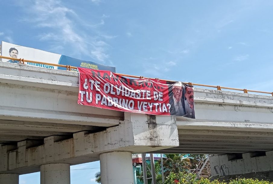 Lona colgada en puente