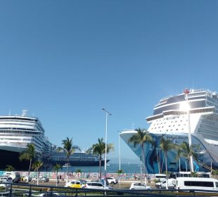 Miles de cruceristas se suman a los turistas de Semana Santa