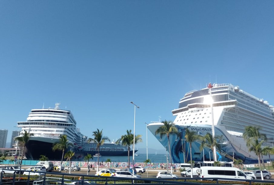 Miles de cruceristas se suman a los turistas de Semana Santa