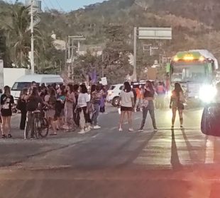 Mujeres bloquearon carretera 200