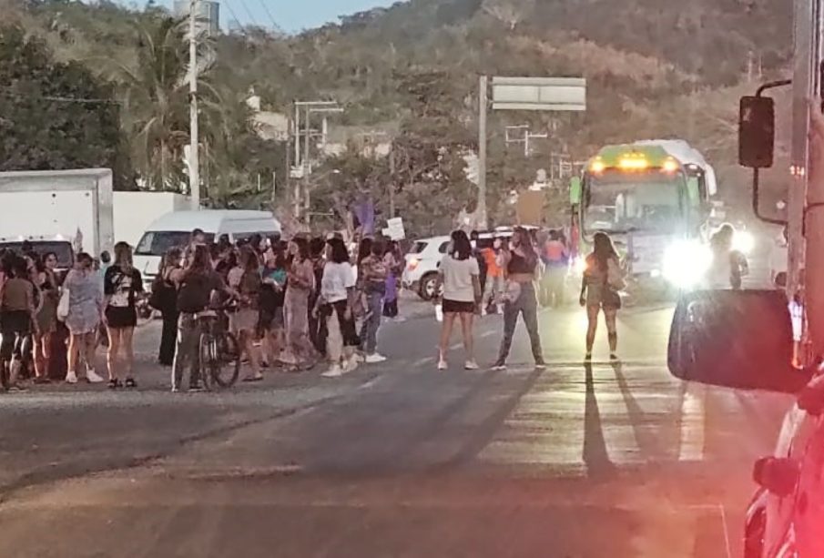 Mujeres bloquearon carretera 200