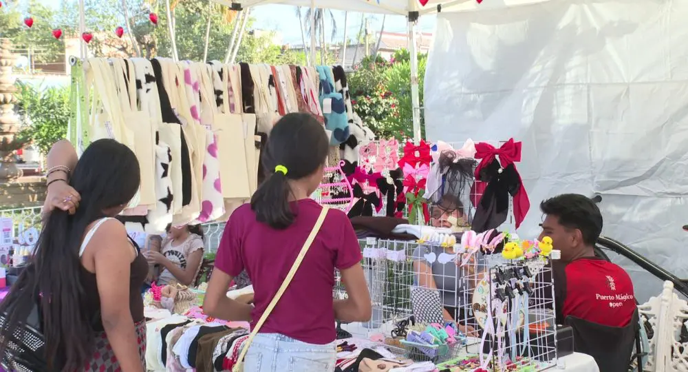Mujeres comprando en el Mercadita Violeta