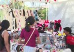 Mujeres comprando en el Mercadita Violeta