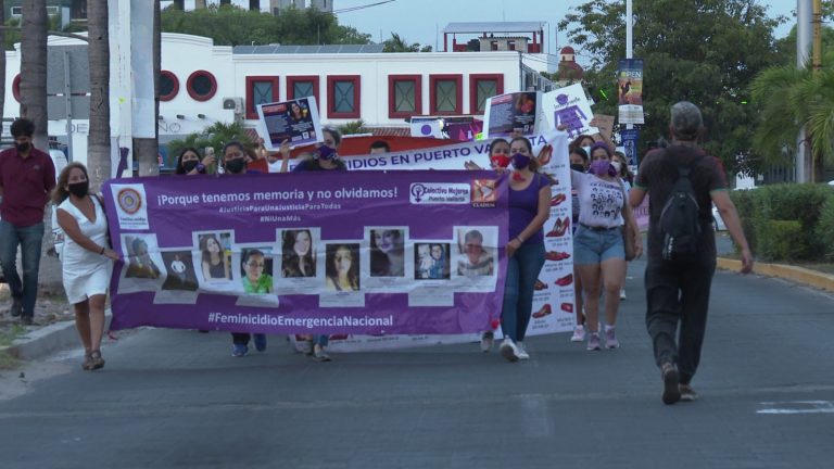 Mujeres marchando por casos de feminicidios