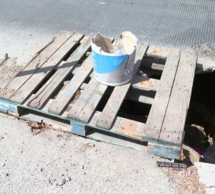 Socavón en calle Mar Báltico de Altavela cumple más de 9 meses sin ser reparado