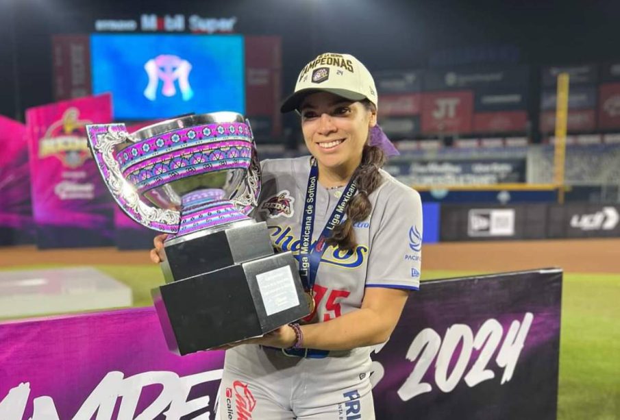 Namibia Ramírez con la copa de Liga MX Softbol