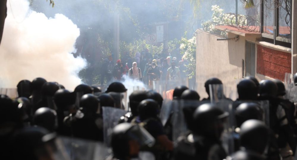 Normalistas contra agentes