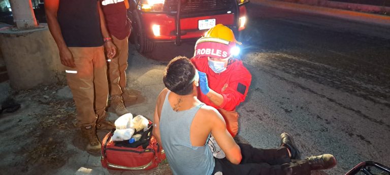 Paramédico atendiendo a joven lesionado